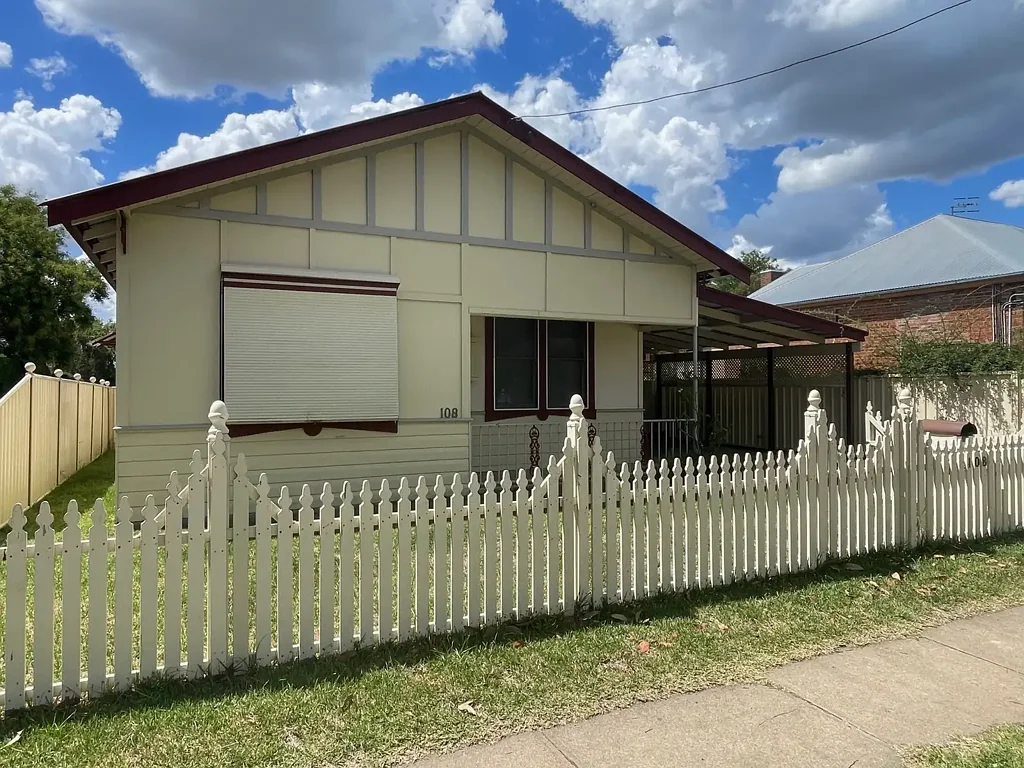 CLOSE TO SCHOOL & SHOPS