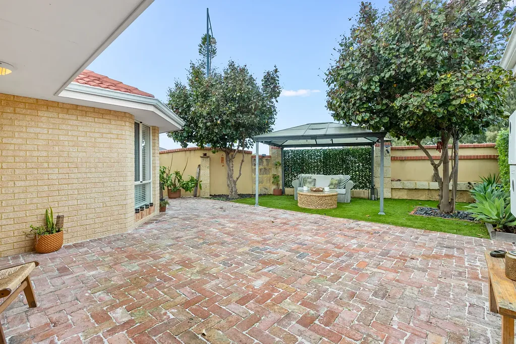 Quinns Rocks 4房  4 bedroom 2 bathroom home a 505sqm corner block opposite Belhaven Park
