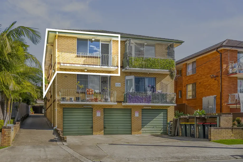 Lakemba 2房 需要翻新的原始顶层朝前住宅 Original, top floor front facing residence in need of updating