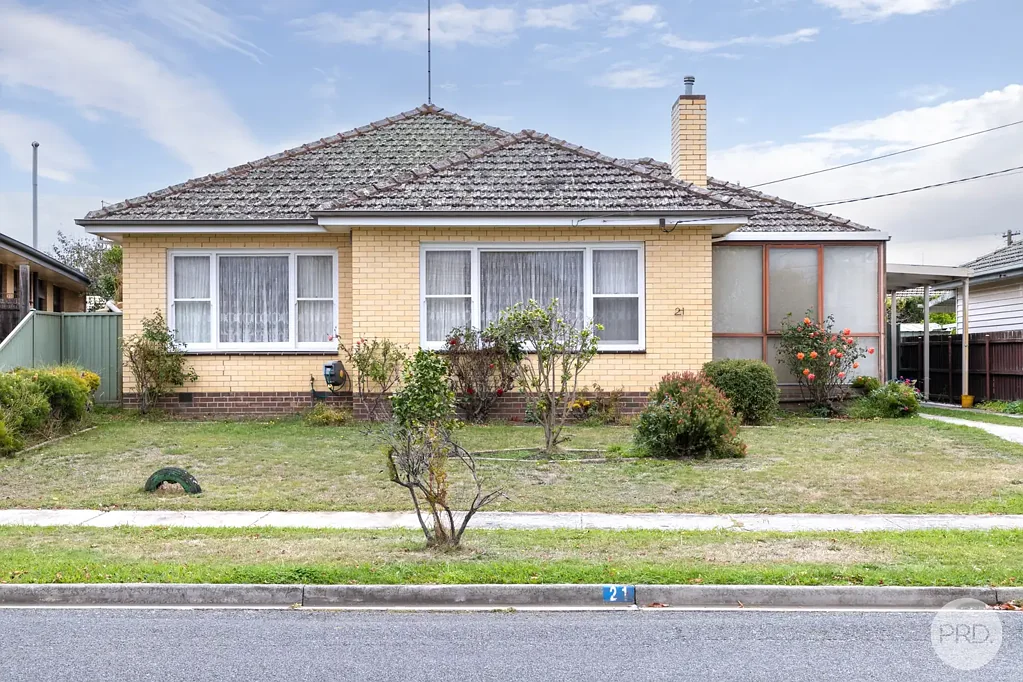 NEAT THREE BEDROOM WITHIN WALKING DISTANCE TO STOCKLAND SHOPPING CENTRE