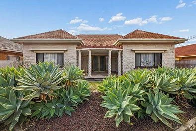 Seaton 4Zimmer Classic Stone Facade on a Grand 942sqm Block