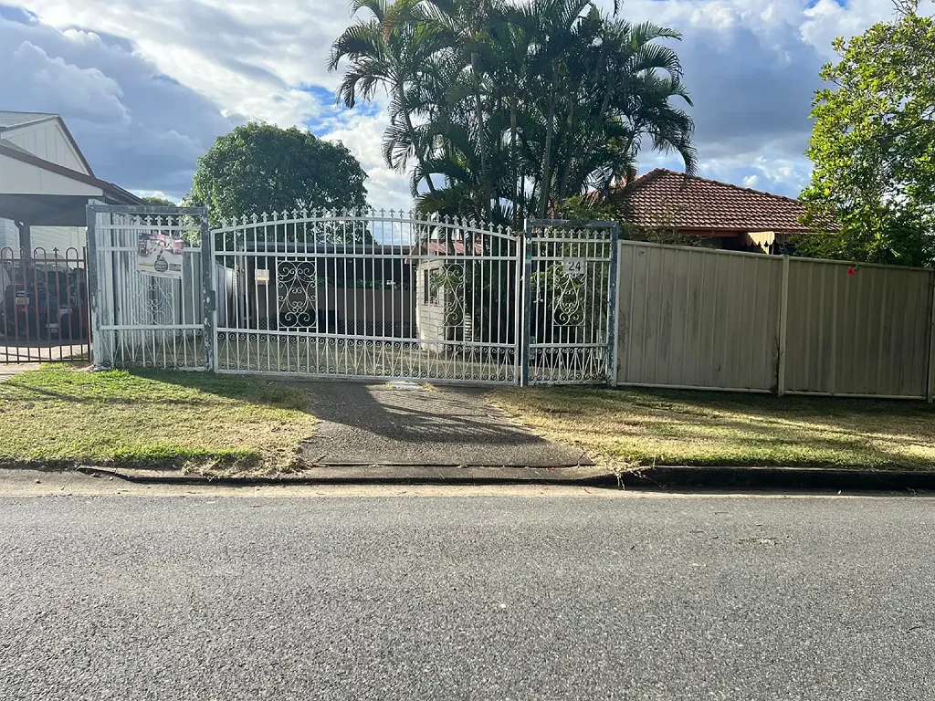 Inala 3房 坚固混凝土住宅 659㎡阔地 3卧2卫 宽敞厨房 后院露台 雨水水箱 邻近学校&商圈 Mortgagee Sales By Public Auction - 3 Bedroom Stucco Home on a Decent Block