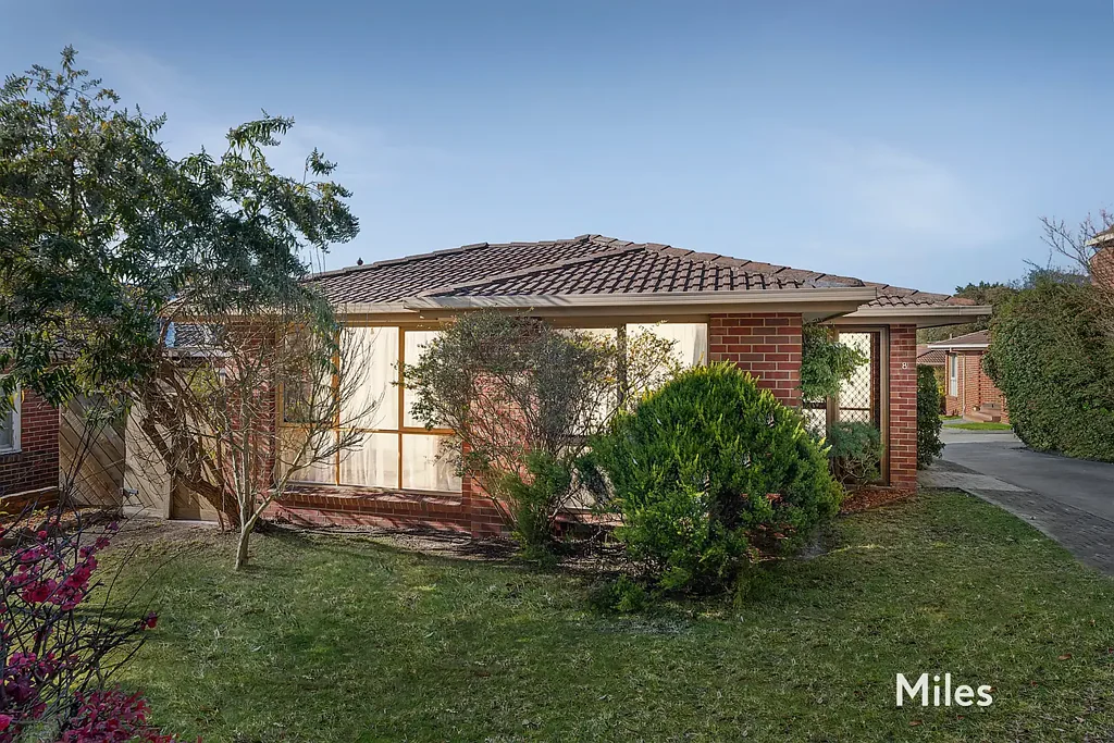 Rosanna 2 Bedroom Stylishly Renovated and Ready to Move In
