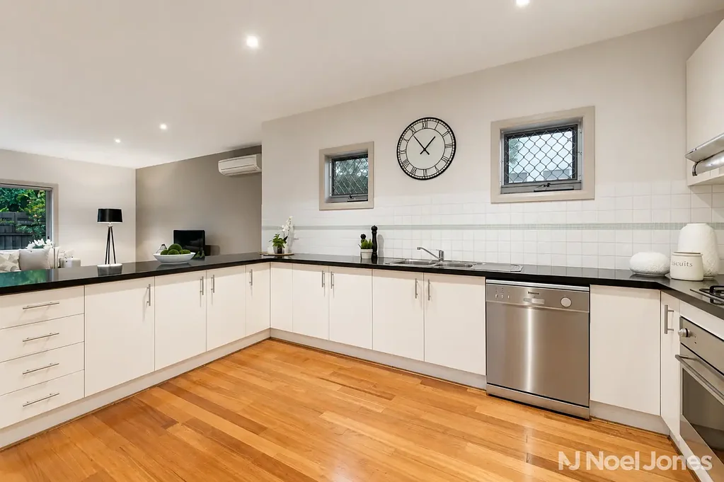 Spacious Townhouse In Vibrant Doncaster