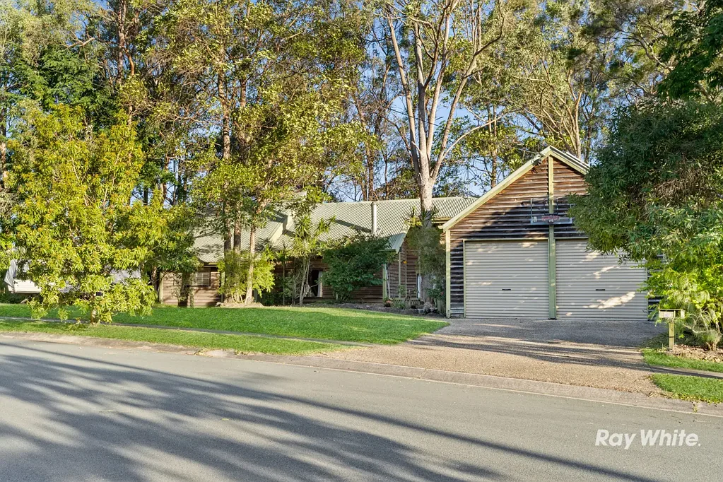 Daisy Hill 4 Bedroom Custom-Built Architectural Home Amongst Treetops. 'Holy Grail' Daisy Hill location. Fireplace, Mountain Views & Beautiful Cathedral Ceilings