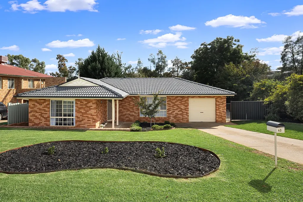 43 Brooklyn Drive, Bourkelands, NSW 2650