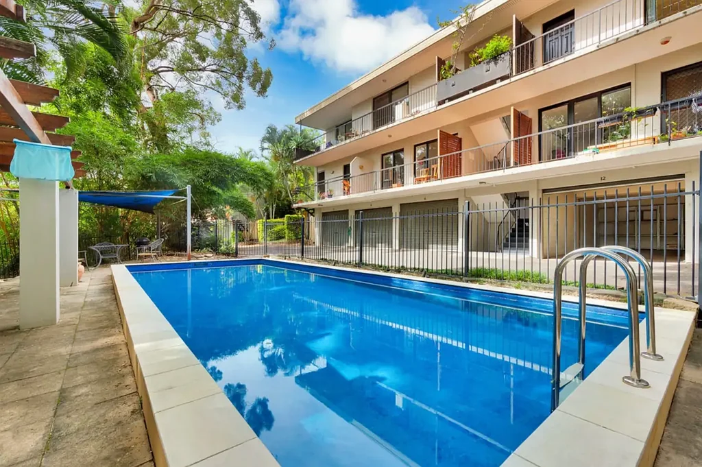 Top Floor Apartment in heart of Taringa!