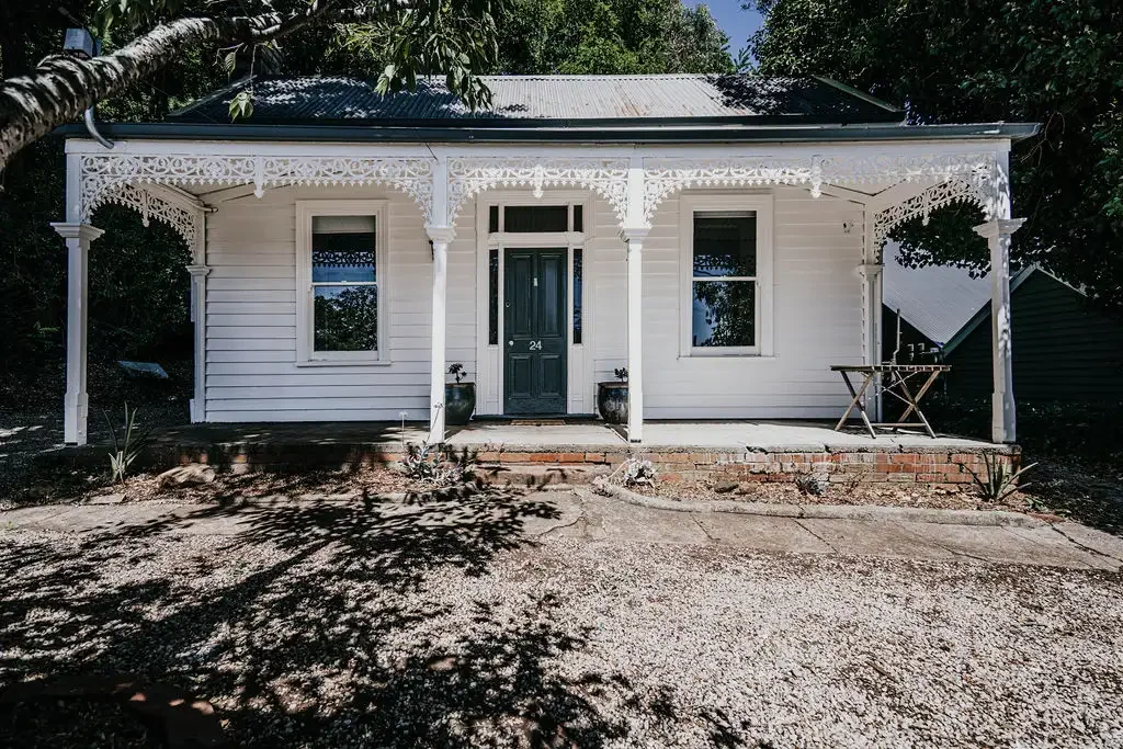 BEAUTIFULLY RENOVATED COTTAGE WITH GARDEN VIEWS