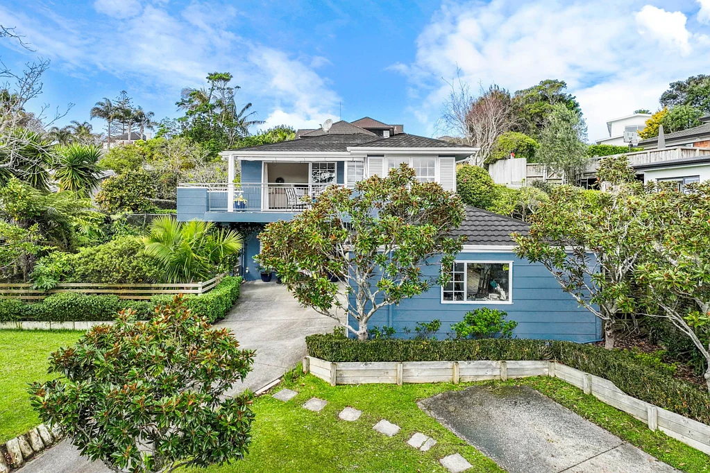 Mairangi Bay 4房 坐拥三大名校，稀缺地段！主屋+外宿屋，配备水疗池！ Three Top Schools, One Rare Address