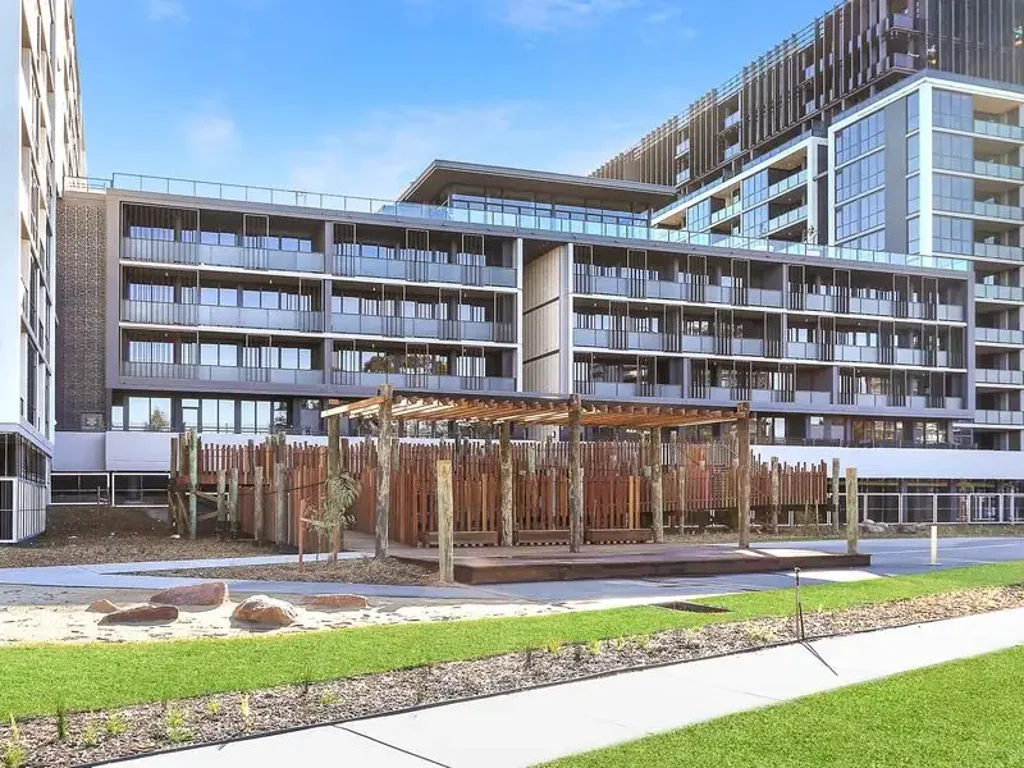 Near New 2-Bedroom Apartment with Large Courtyard