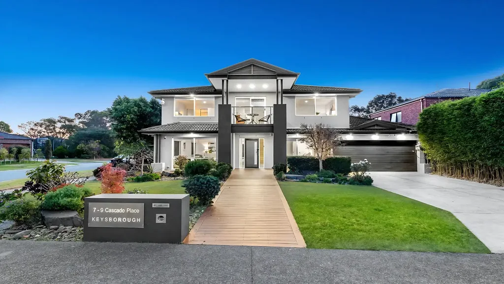 Keysborough 5房 仅此三套之一。滨水杰作。 One of Only Three. A Waterfront Masterpiece.