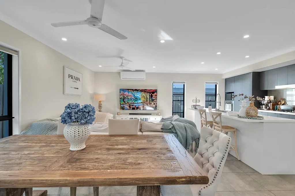 Coomera 4 Bedroom Contemporary Comfort Meets Everyday Convenience