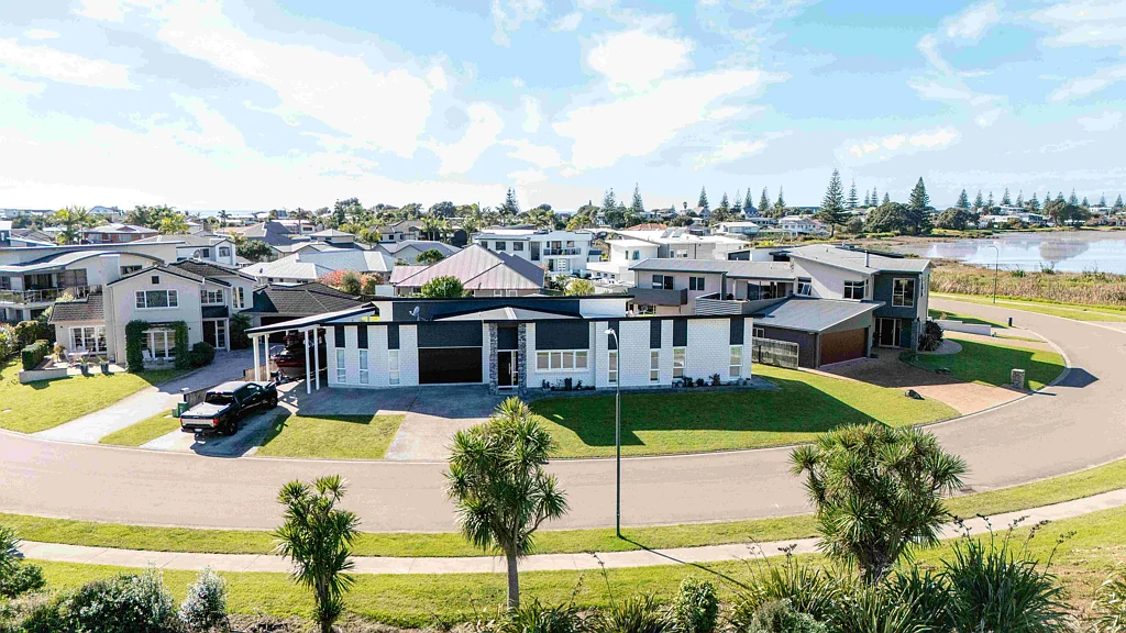 Ohope 3Zimmer Timeless, easy-care elegance across from harbour!