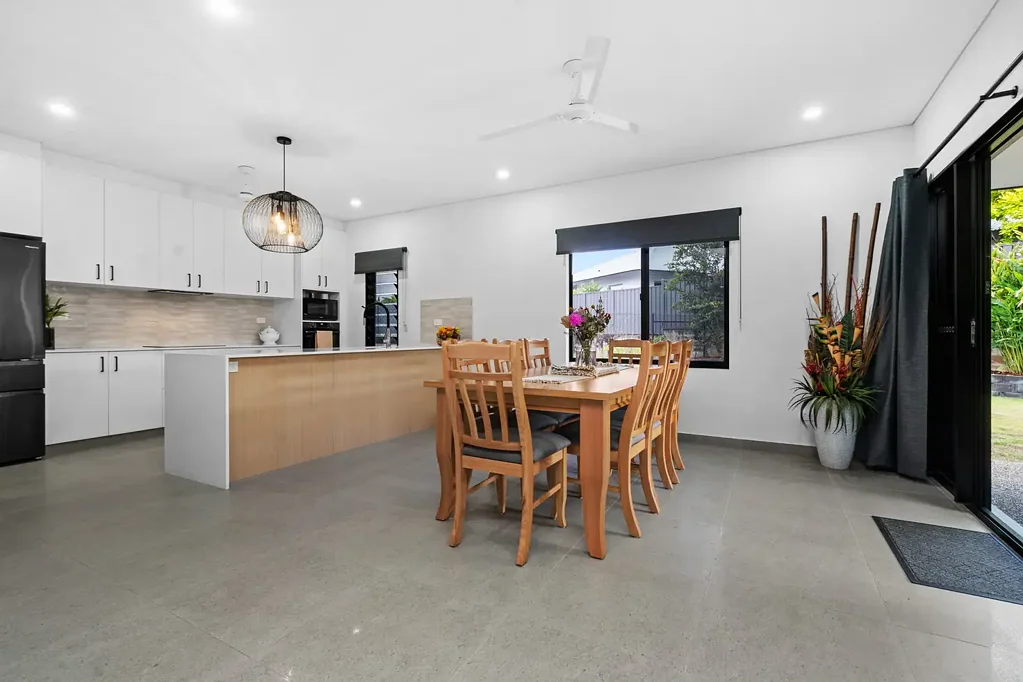 Zuccoli 4ਬੈੱਡਰੂਮ Contemporary Turn-Key Living with Solar and Battery