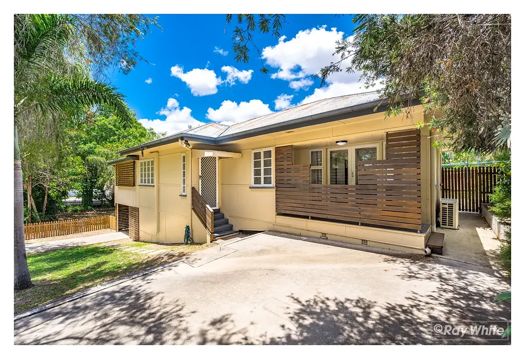 The Range 4બેડરૂમ Charming Family Home on a Rare 809m² Corner Allotment in The Range