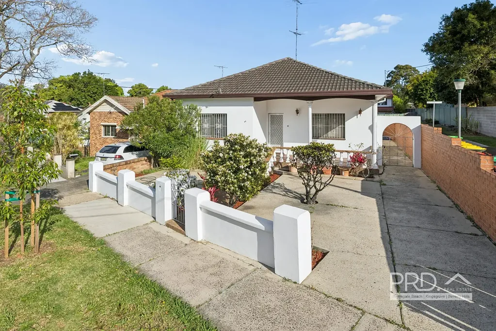 Hurlstone Park 3બેડરૂમ DOUBLE BRICK FAMILY HOME IN A PRIME INNER WEST LOCATION