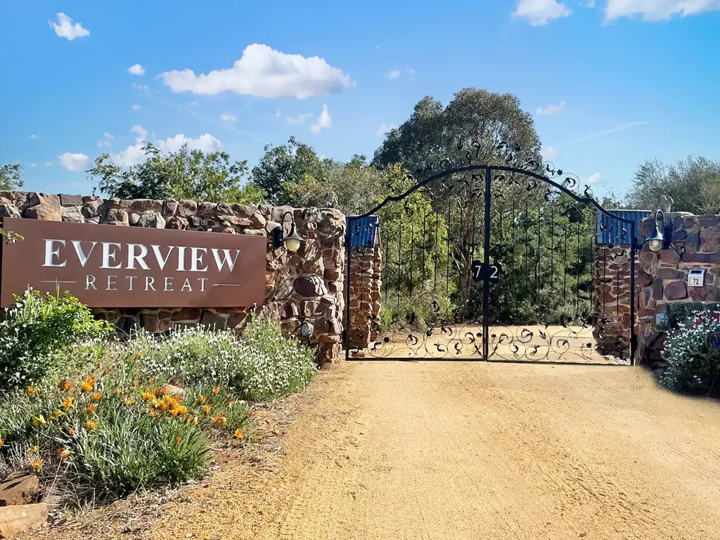 Canowindra Outstanding Views & Opportunity with 4 Areas of Occupancy
