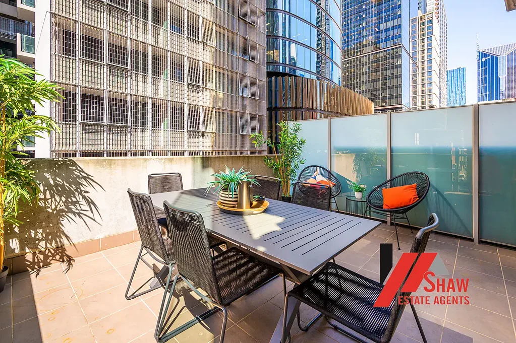 Melbourne 2chambre UNDER OFFER! Stunning Fully Furnished 2 Bedroom Apartment, Oversized Terrace