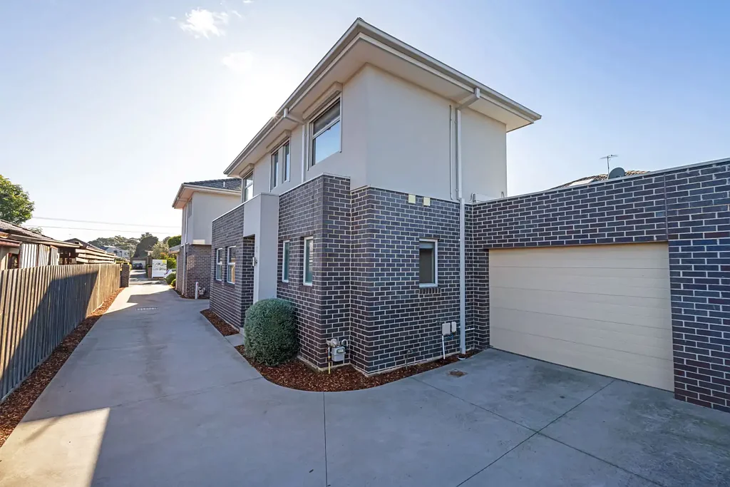 2/127 St Vigeons Road, Reservoir, VIC 3073