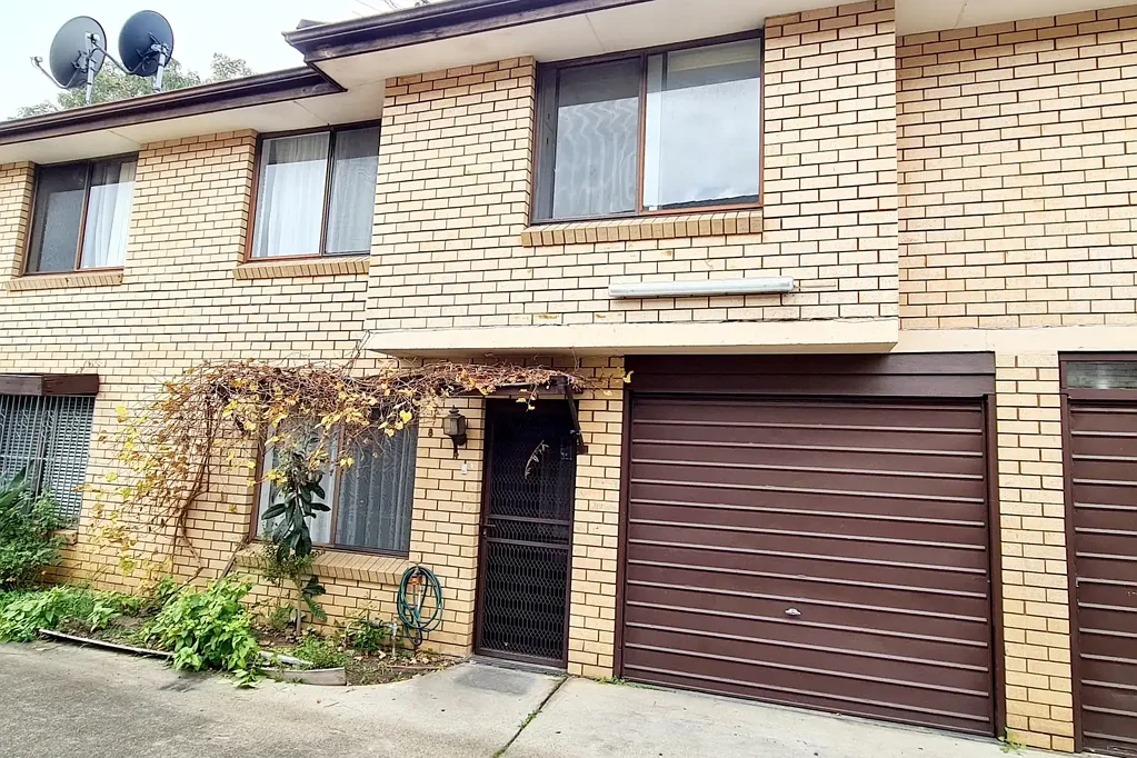 3 BEDROOMS TOWNHOUSE