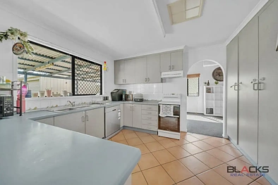 9 Morse Street, Emerald, QLD 4720, 4 phòng ngủ, 1 phòng tắm, House