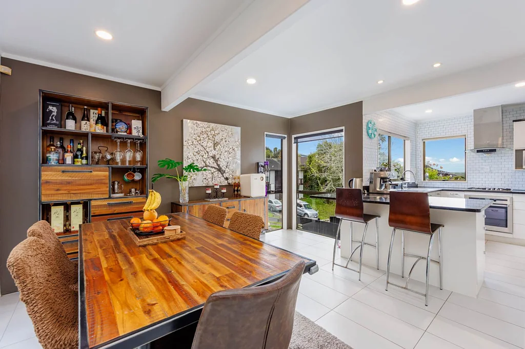 Mairangi Bay 7房 主宅+次住宅！驱车20分钟至CBD，Rangi学区内，兼享海滨生活与都市便利！ Vendor relocating - Must Sell!