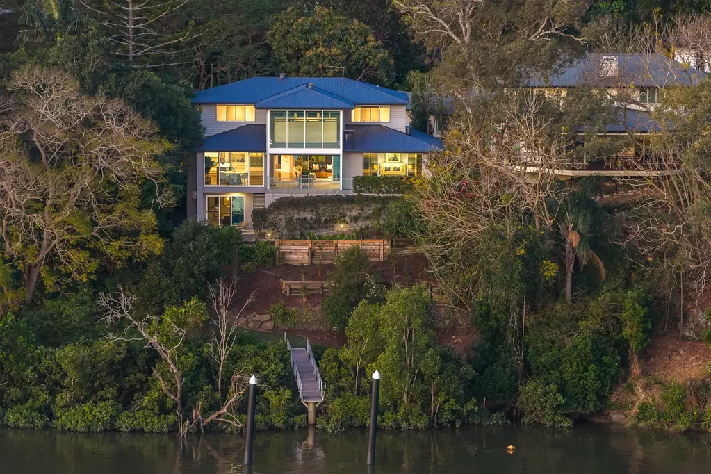 Indooroopilly 4房 绝对河滨前地 1201㎡阔地 22米水岸线 知名豪宅建造商打造 6米挑高客厅 河景露台 专属船屋 近圣彼得学院 室内普利街尊邸 Quality Flood-Free Riverfront Family Home – Knowlman McDonald Build on 1201m2
