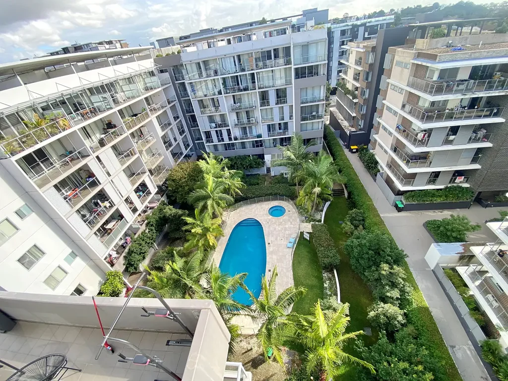 2 LEVEL 4 BEDROOM PENTHOUSE WITH DUCTED AIR CONDITIONING!