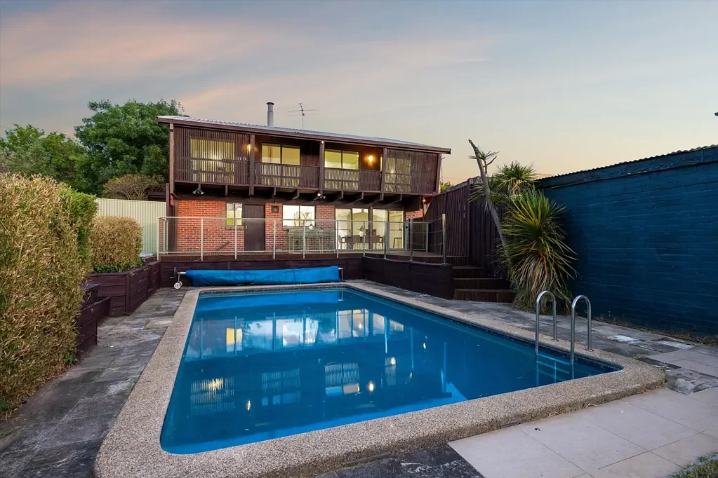 Doncaster East 3Kwarto Timeless Mid-Century Style with Poolside and City Views