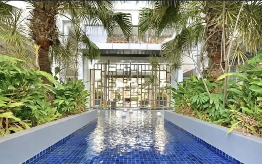 PENTHOUSE UNIT WITH POOL & GYM