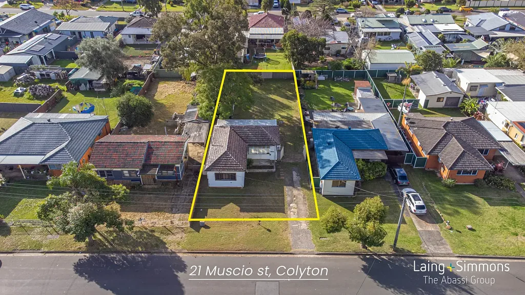 Colyton 3બેડરૂમ 695.6sqm of Opportunity with Room to Grow