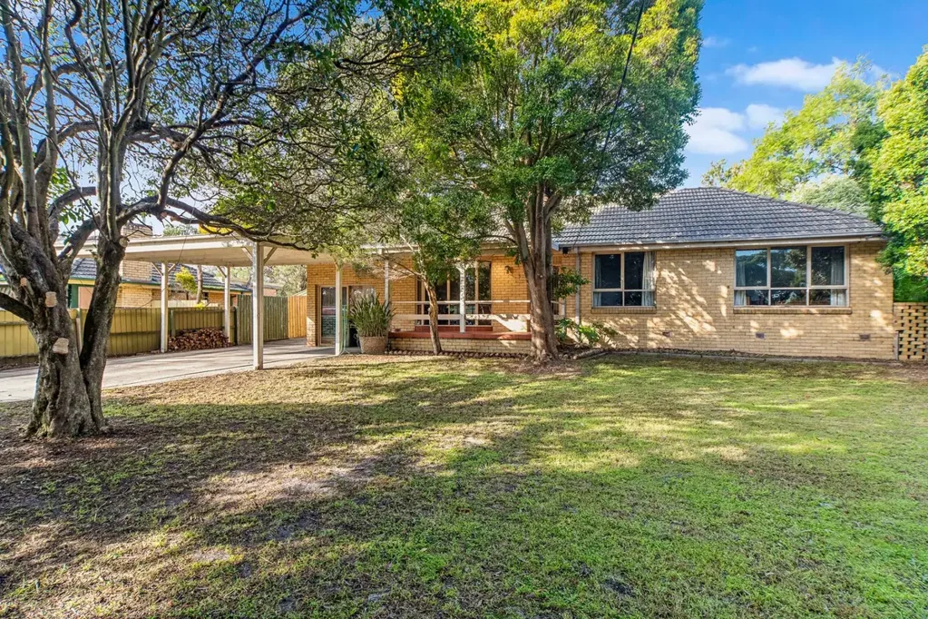 Frankston 4房 Frankston Heights巨地块 1191sqm 近学校医院CBD 高速入口 硬木地板 双车库 车间 Develop, Subdivide or Land Bank | 1,191sqm (approx.)