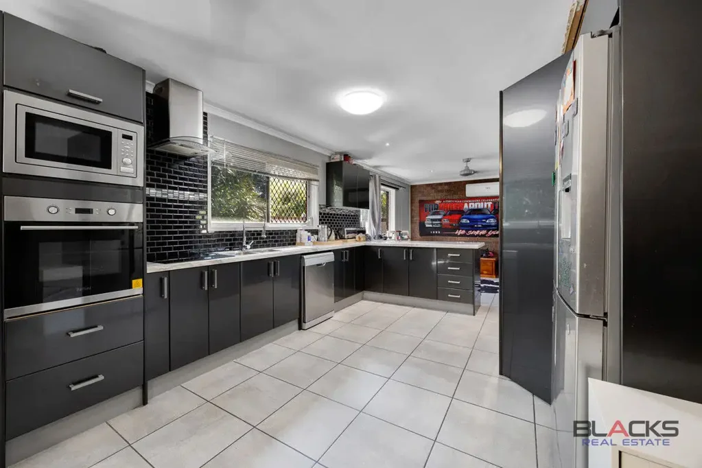 Andergrove 5房  A MUCH BIGGER HOME THAN THE AVERAGE!