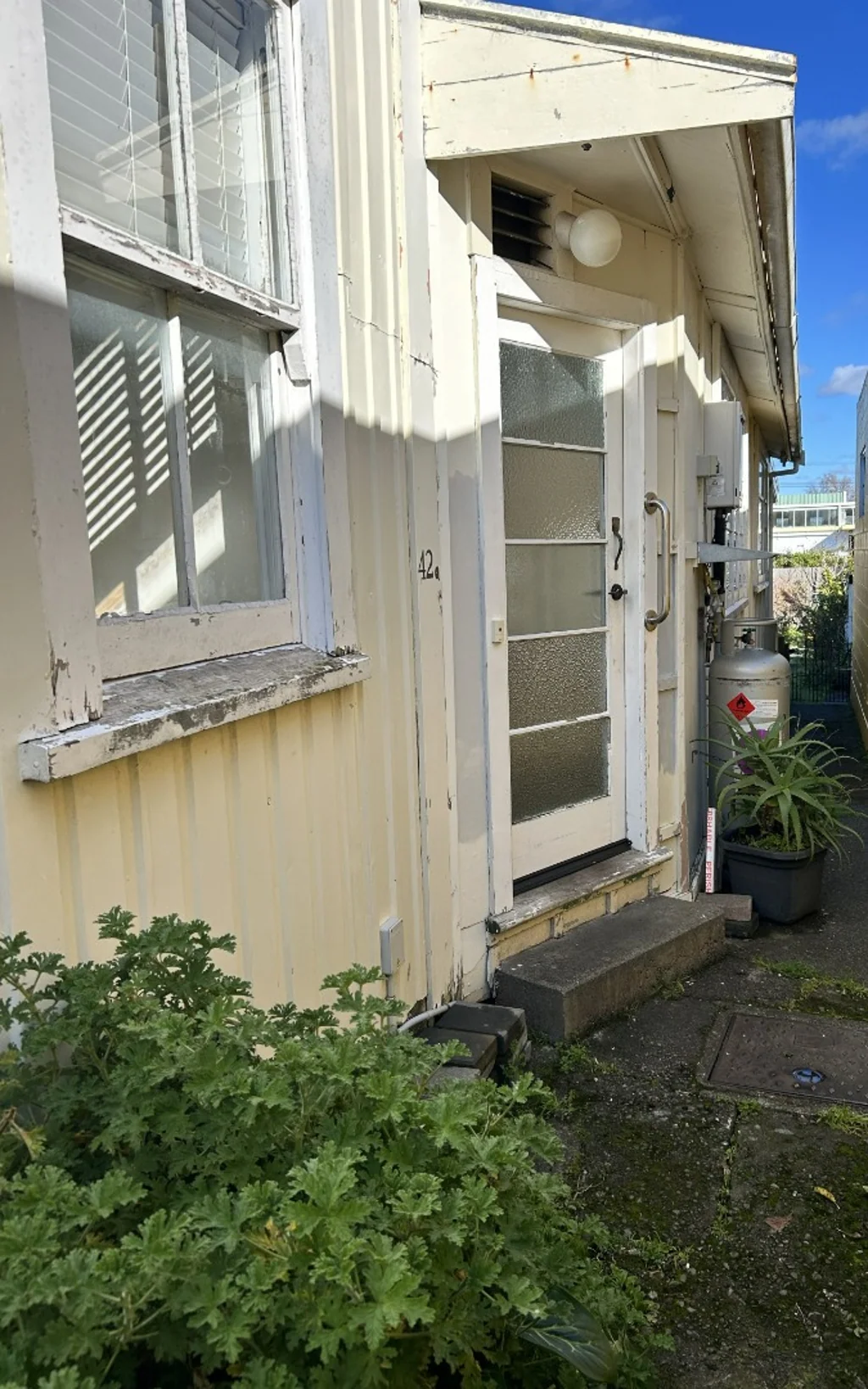 Sunny Two Bedroom Gem, Walk to Shops, Schools and Rail