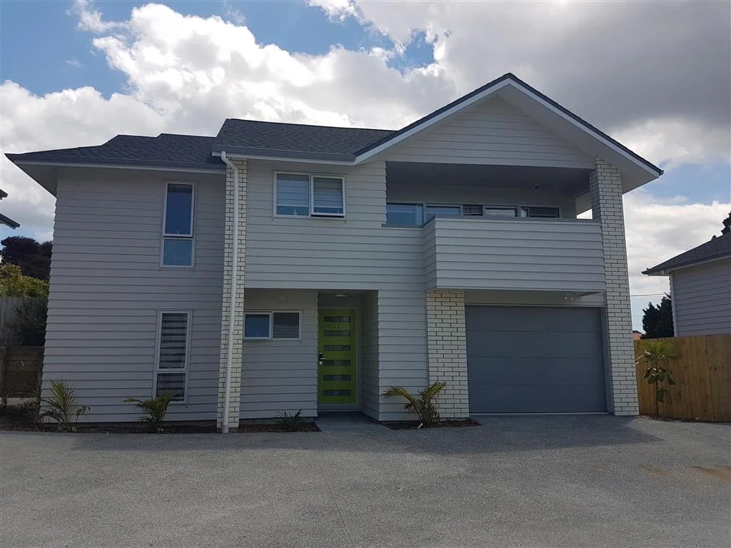 NEW LYNN- Three bedroom townhouse