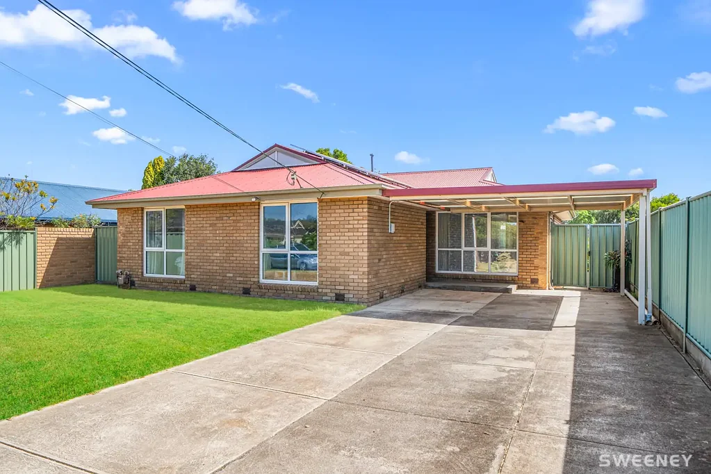 Fully renovated three bedroom residence in quiet location