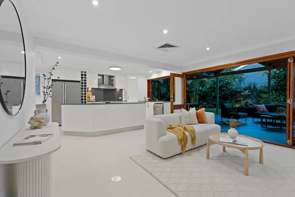 Wynnum 5房 832平米阔地 5卧2卫 主卧套间 太阳能节能 高端厨房电器 双车库 邻近名校 交通便利 Swoop In on This Elevated 5-Bedroom Family Stunner!