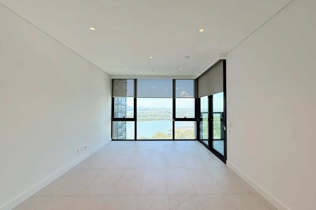 Rhodes Central One bedroom & Stunning breathtaking water view & Natural light throughout & Super convenient location