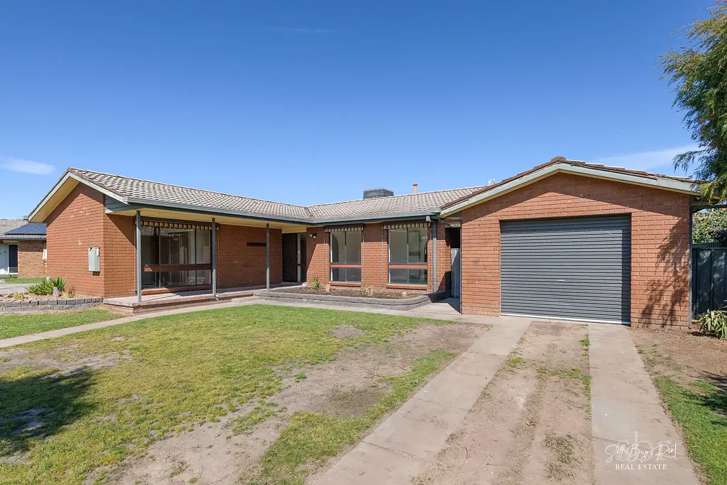 Wodonga 4Phòng ngủ FOUR BEDROOMS, POOL & PLENTY OF POTENTIAL