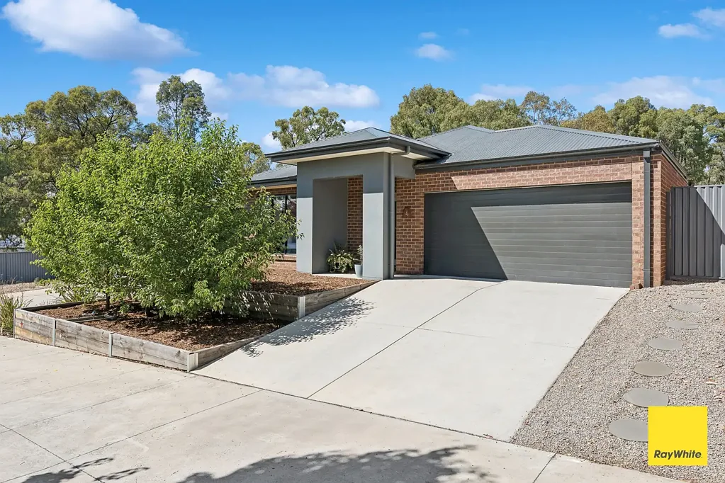 Golden Square 4Zimmer FORTHCOMING AUCTION JANUARY 2026 Versatile 4-Bedroom Home in Sought-After Golden Square - Ideal for Families or Investors