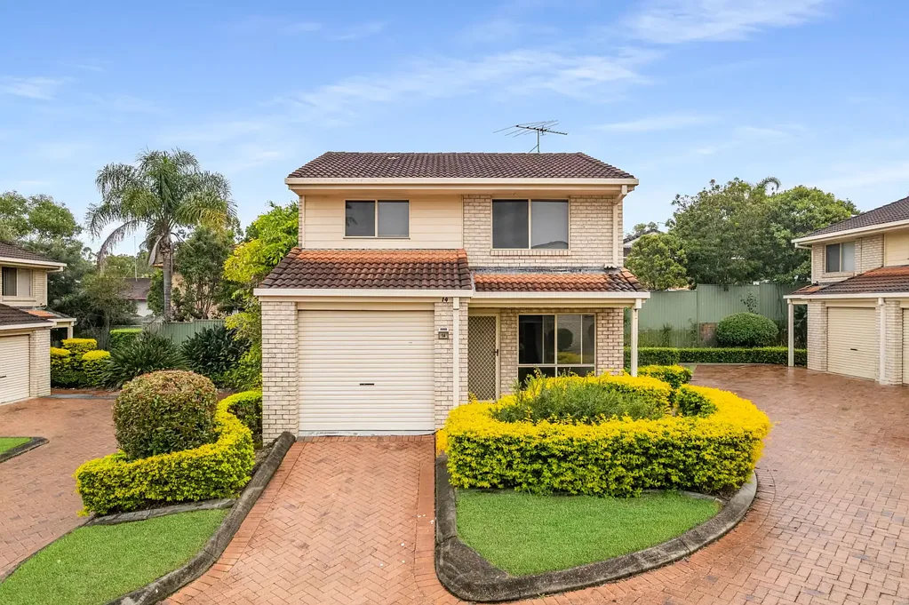 Hillcrest 3ਬੈੱਡਰੂਮ **AVAILABLE** Stand Alone Townhouse In Popular, Handy Location! Be QUICK!!!