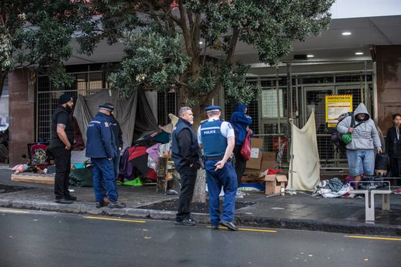 奥克兰CBD一流浪汉聚居地被清理，6名警察出动