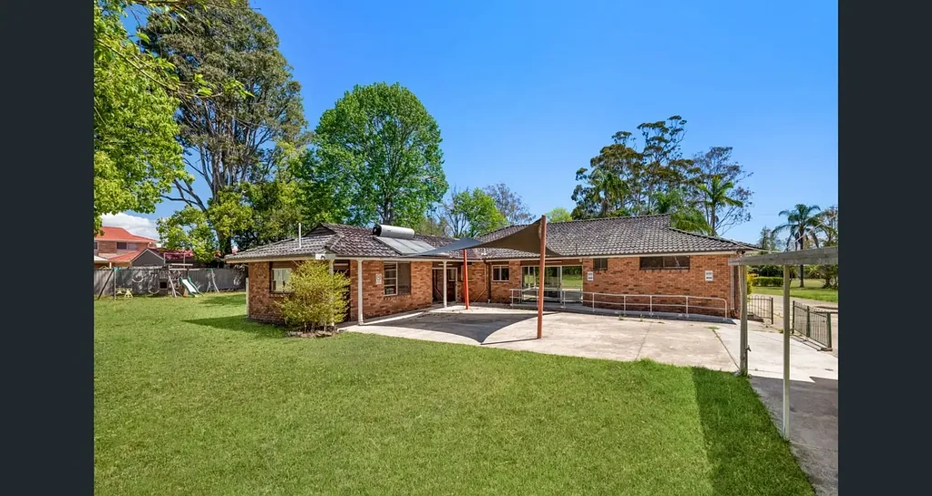 Stunning 6-Bedroom House with 3-Car Garage in Minto