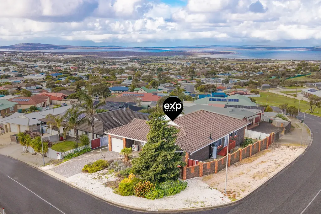Port Lincoln 4બેડરૂમ Sizeable Family Home with Stunning Bay Views