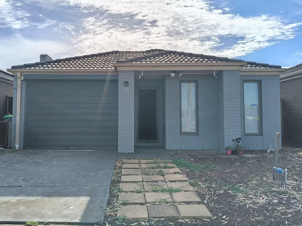 Wyndham Vale 4房 步行可达设施 靠近火车站小学购物中心 安全户外娱乐 四卧主卧套房 全围栏后院花园 现代设计舒适生活 Central Convenient Location - 180 GREENS ROAD, WYNDHAM VALE VIC 3024