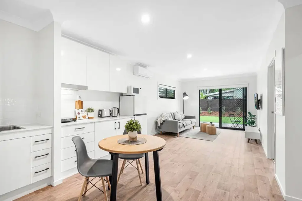 NEAR NEW ACACIA RIDGE STUDIO UNIT