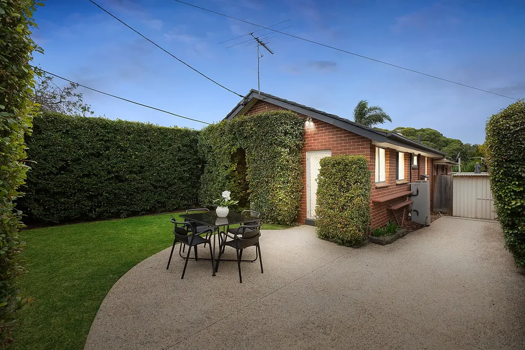 Cheltenham 2ਬੈੱਡਰੂਮ Stylish Single-Level with Garden Glory & Private Street Frontage