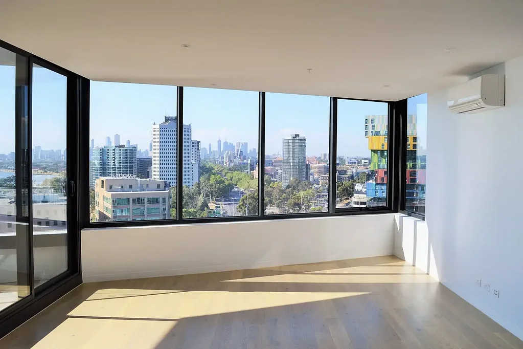 St Kilda 2房 海景公寓 圣基尔达菲茨罗伊街 落地窗城市视野 大型露台生活延伸 现代设施全配 中性色调待装饰 厨房石质台面 步入式衣柜 3.5浴室 隐蔽欧式洗衣 地下停车场 餐饮购物娱乐近 步行社区便利 Light-Filled Living With Amazing City Views