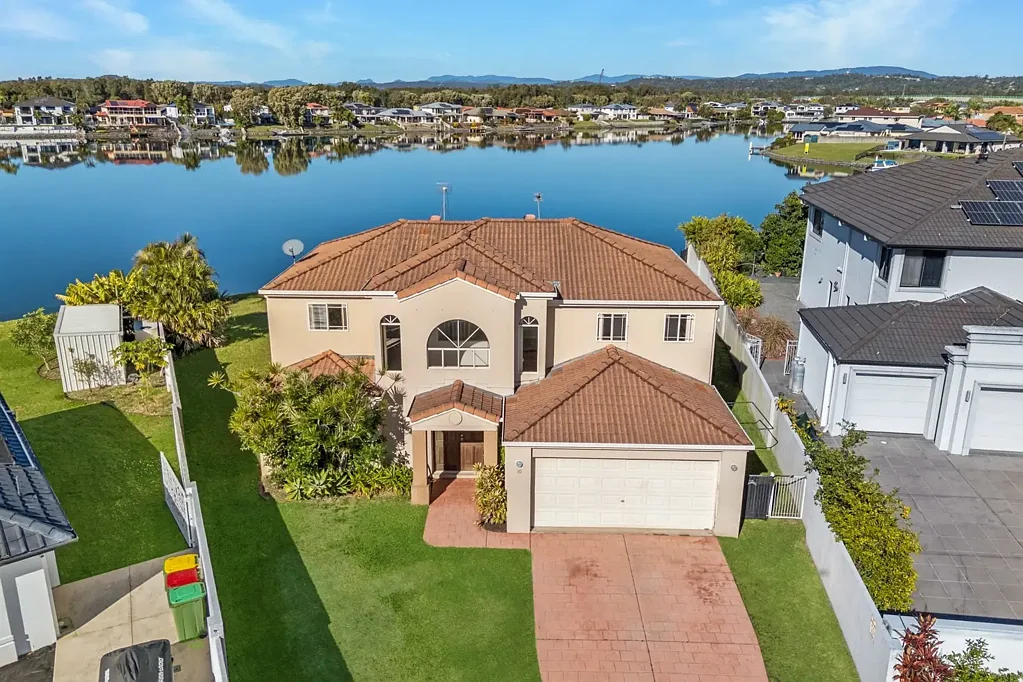 Helensvale 4غرفة نوم Just Listed - Blank Canvas, Magnificent Water Views
