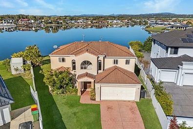 Helensvale 4房  Just Listed - Blank Canvas, Magnificent Water Views